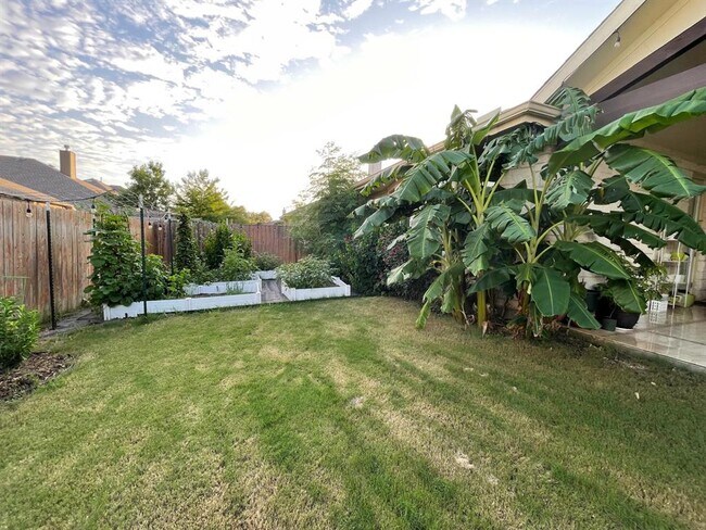 Building Photo - 3014 Paseo de Charros