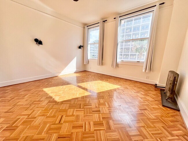 Building Photo - Ocean View Living in the Heart of Long Beach – 1 Bed / 1 Bath Corner Condo