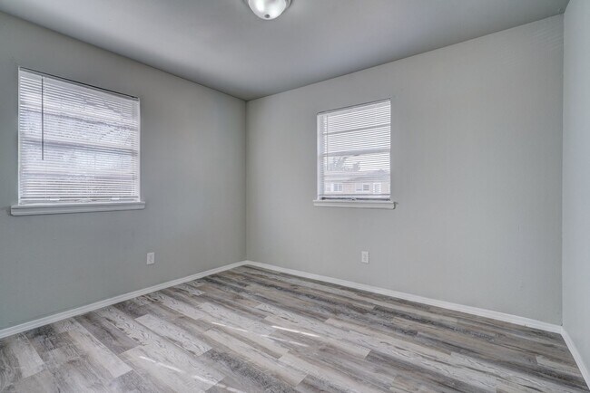 Building Photo - Beautifully Remodeled 3 or 4 bedroom with ...
