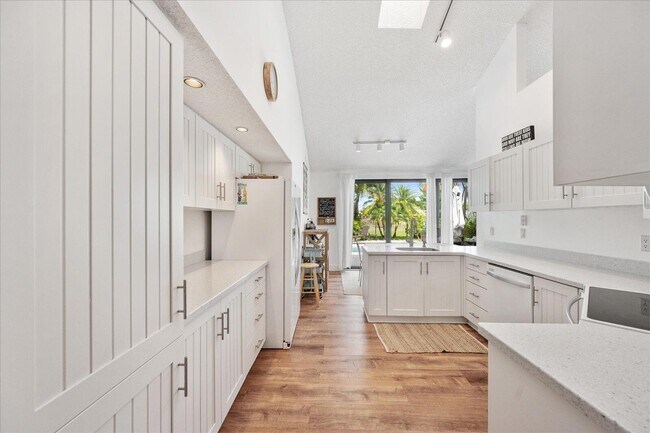 Building Photo - 2585 Sheltingham Dr