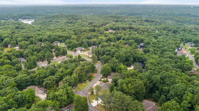 Building Photo - 10 Granshire Dr