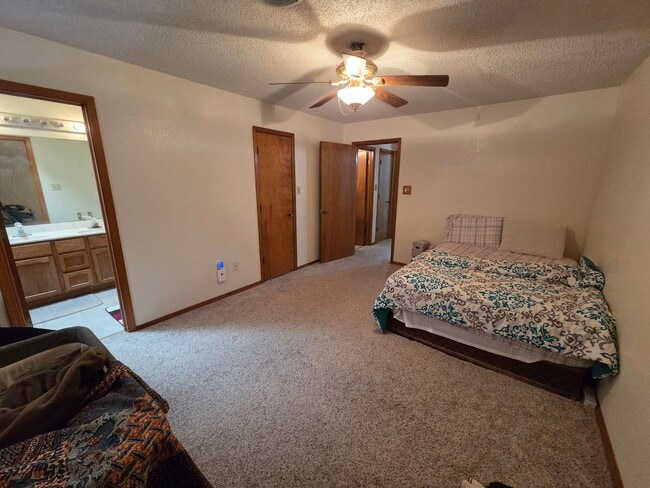 Building Photo - Large 4 Bdrm/3 Bath Home Close to Holloman AFB