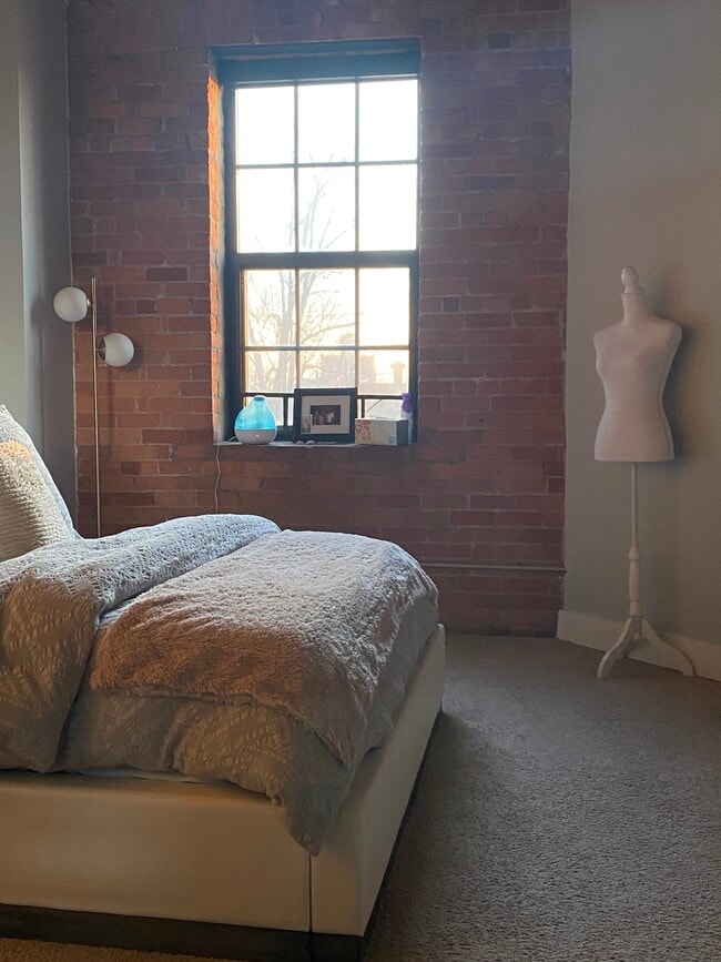 Building Photo - 6533 E Jefferson Ave