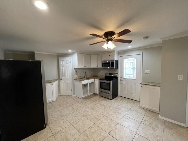 Building Photo - 2203 Mercedes Rd