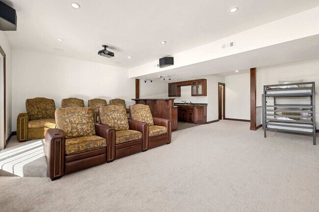 Building Photo - 515 NW D St