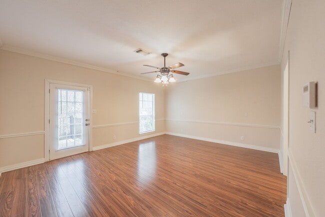 Building Photo - Spacious 5 Bedroom Home with Walk-Out Base...