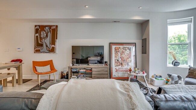 Building Photo - Luxurious Living in NW DC!