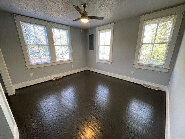 Building Photo - 2147 St James Dr