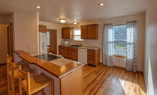 Building Photo - 3B/3B in The Shores with Finished Basement and 2 Car Garage!