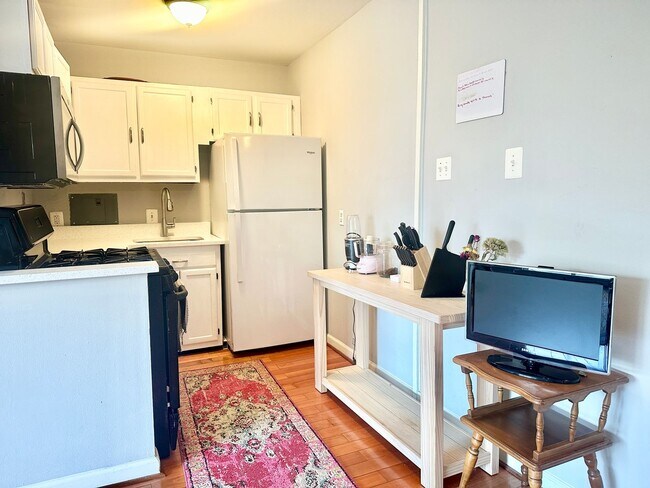 Building Photo - 1 Bed 1 Bath!  Pets Welcome!  Parking!