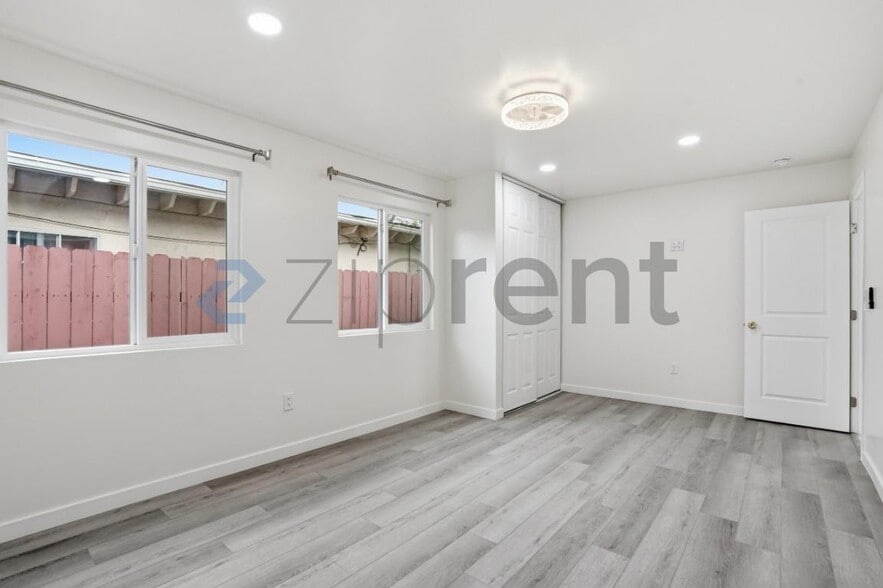 Building Photo - Unit
