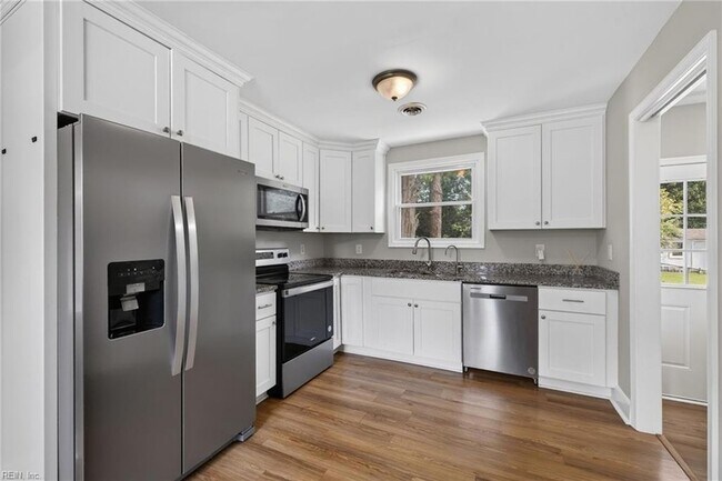 Building Photo - 31 Greenbrier Rd