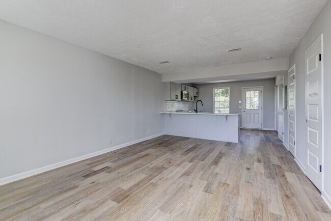 Building Photo - 606 Newhall Dr