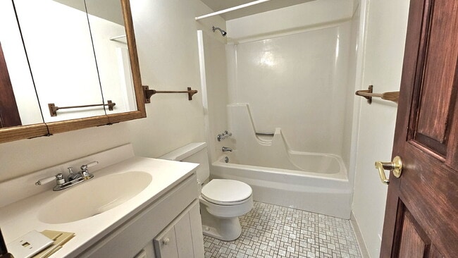 Building Photo - "Charming 3-Bed Townhouse with 2 Full Baths and Spacious 1,492 Sq Ft in Maple Grove!"