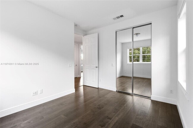 Building Photo - 118 Barbados Dr