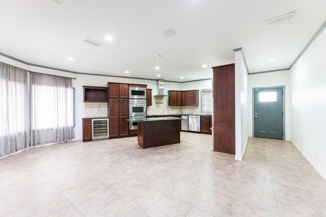 Building Photo - 5811 11th Pl