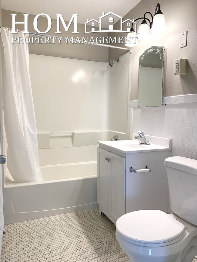 Building Photo - 330 Center St