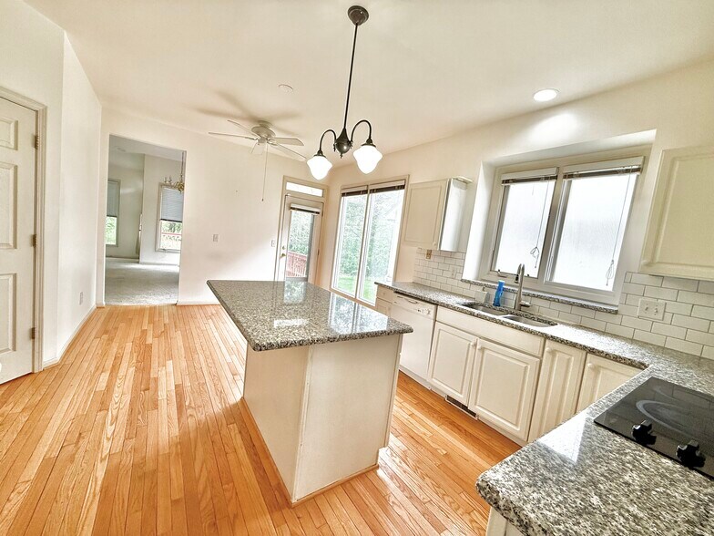 Building Photo - 30684 Tanglewood Trl