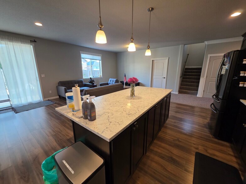 Living room/kitchen island - 10721 NE 109th St