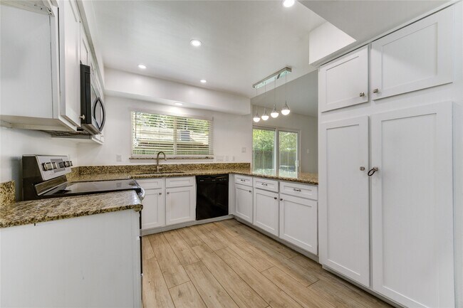 Building Photo - 2114 River Village Dr