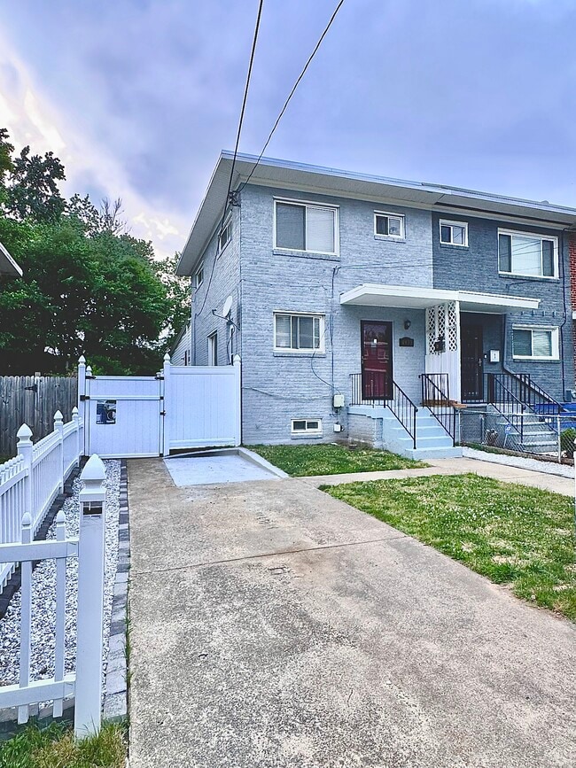 Building Photo - 4933 Winthrop St