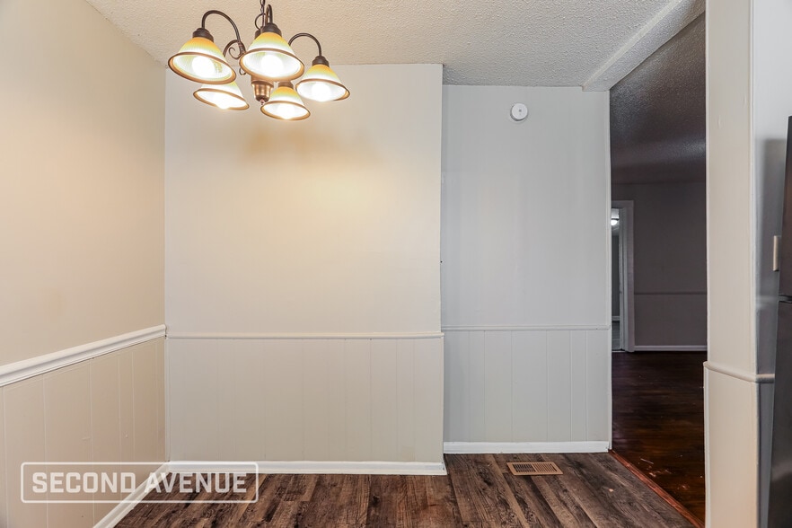 Building Photo - 208 Kentwood Ave