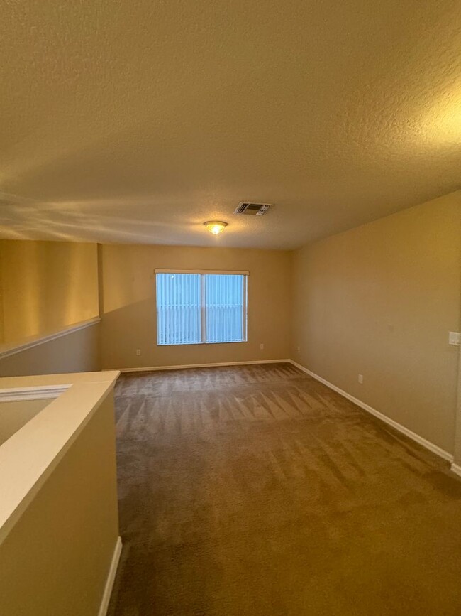 Building Photo - Spacious 3 bedroom, 3 bath, 3 car garage h...