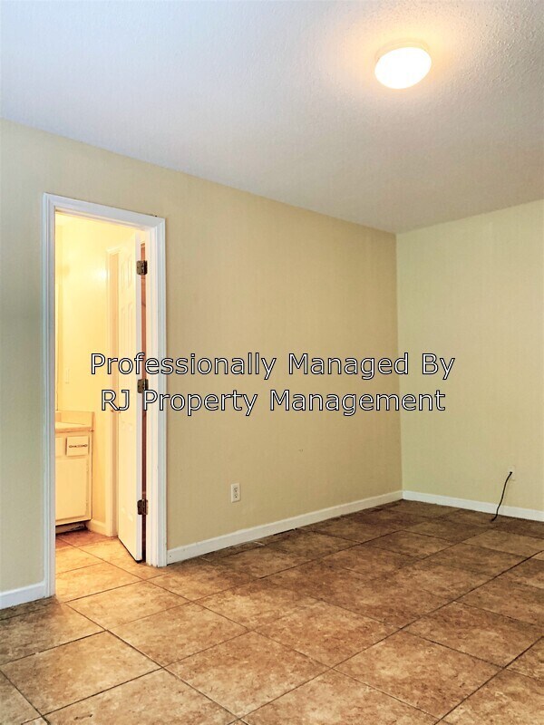 Building Photo - 4847 Royal Run Dr