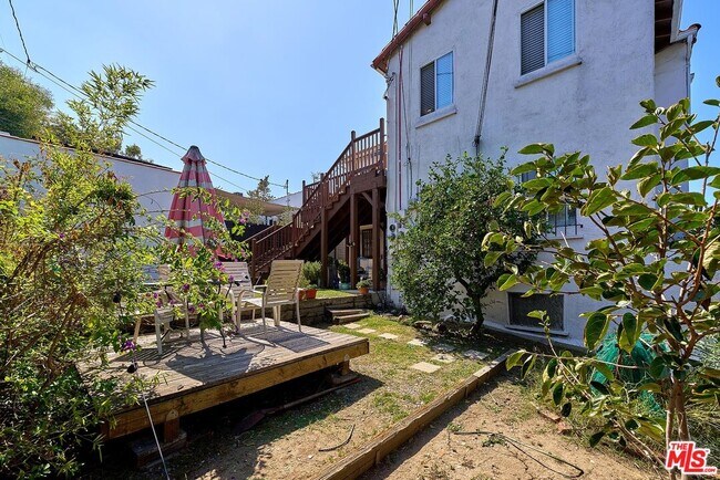 Building Photo - 918 S Stanley Ave