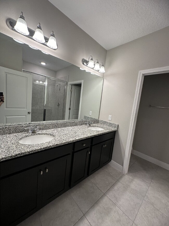 Building Photo - Stylish 3-Bedroom Townhouse with 2.5 Baths...