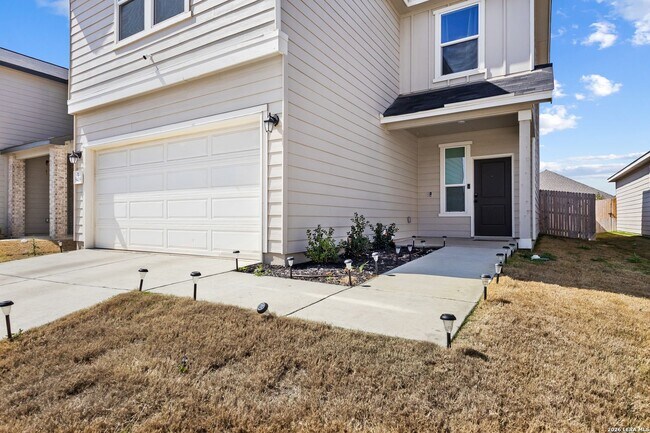 Building Photo - Charming Home Awaits: Spacious & Modern Living in a Prime Location