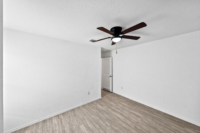 Building Photo - UP TO 1 MONTH FREE RENT!!! No Stairs, No Carpet, No Compromises.
