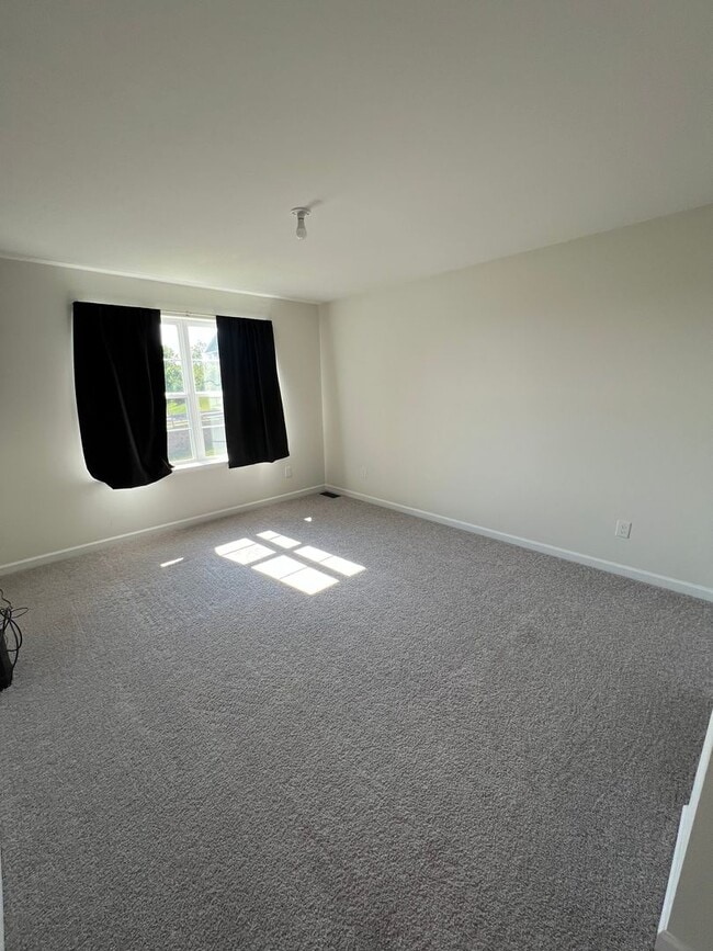 Building Photo - THREE BEDROOM TOWNHOME- PARKLAND SCHOOLS