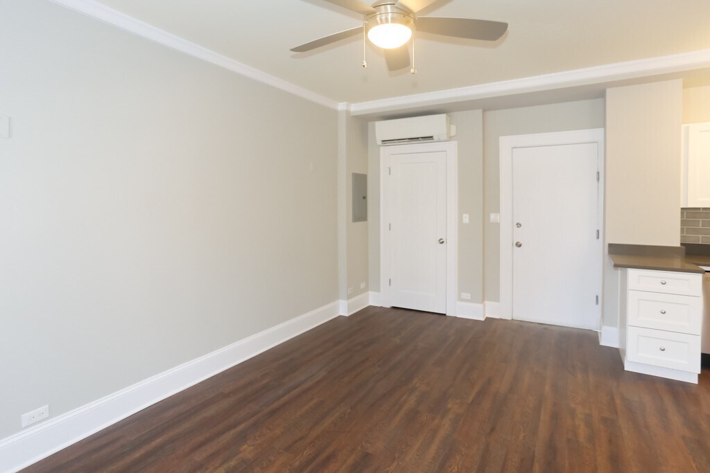 Building Photo - 817 W Lakeside Pl