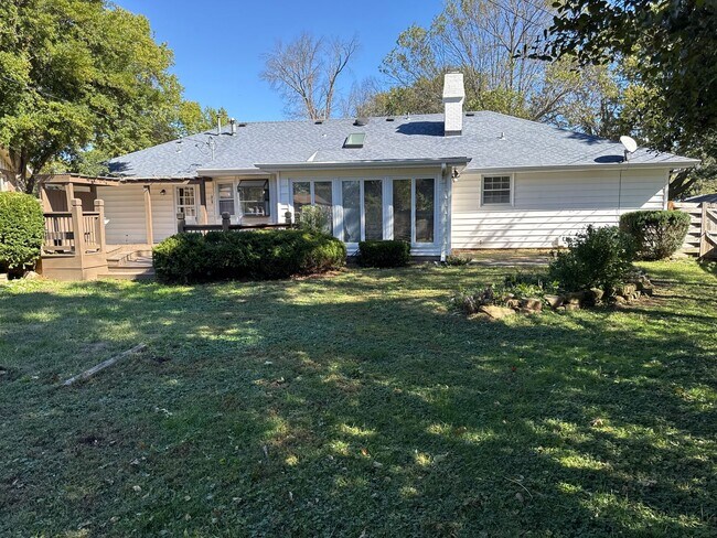 Building Photo - 3 Bedrooms! 2 Baths! 2 Living Areas! Southeast! Remodeled! $2395