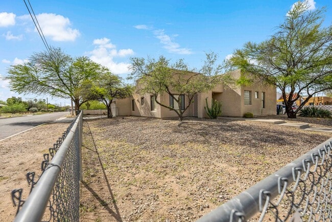 Building Photo - 4 bedroom home in Central Tucson