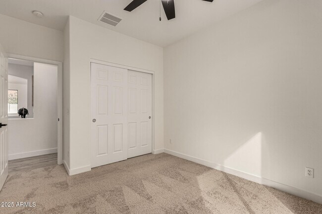 Building Photo - 1236 E Nightingale Ln