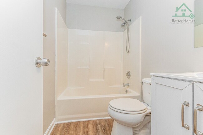 Building Photo - Recently updated 3 bedroom home with a fenced backyard!