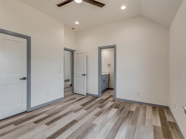 Building Photo - 9333 SW 33rd Pl