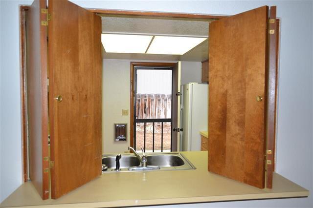 Building Photo - 2 Bedroom 1.5 Bathroom 4 plex (6 month lea...