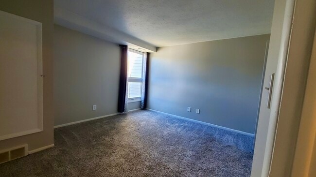 Master bedroom - 1675 Cedarwood Dr