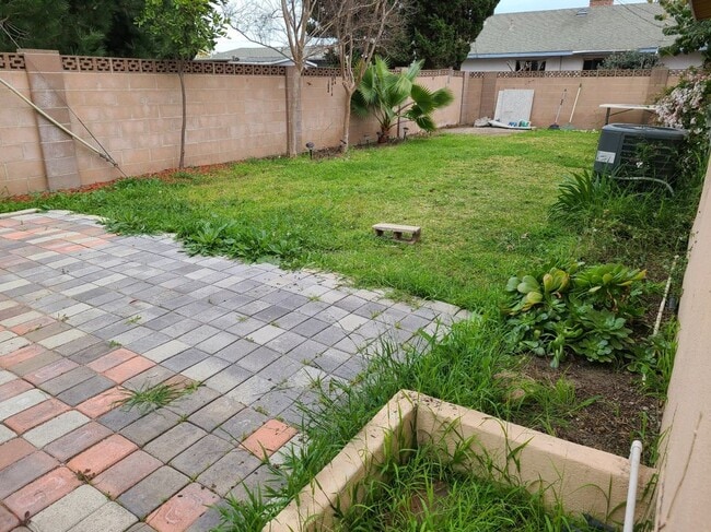 Building Photo - 15720 Rose Ln