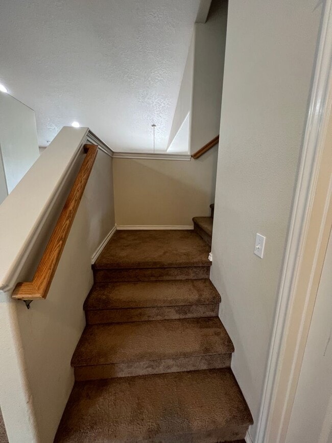 Building Photo - Lovely 4 bedroom (+ 2 living rooms) 2.5 ba...