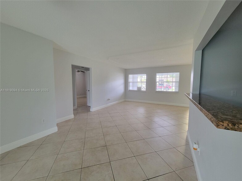 Building Photo - 1814 Oakmount Dr