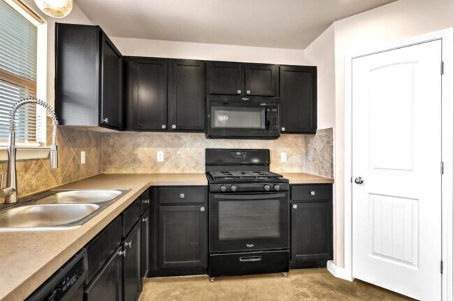 Building Photo - Charming 3-Bed, 2.5-Bath Home with Covered...