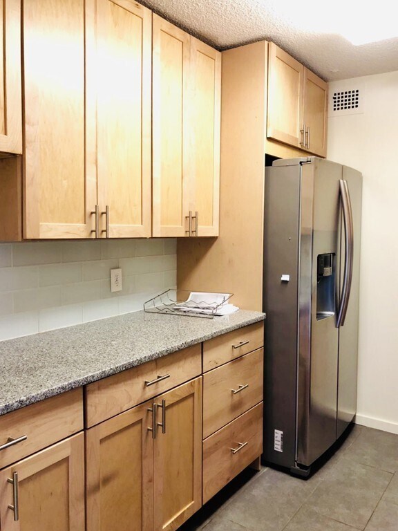 Building Photo - 99 Pond Ave