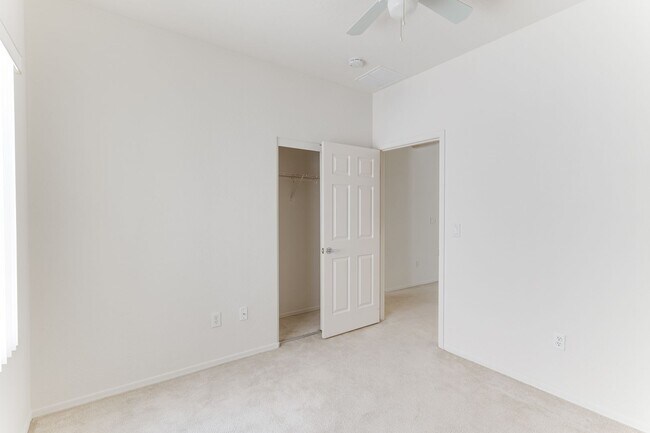 Building Photo - Spacious & Bright 3-Bed Home in Desirable ...