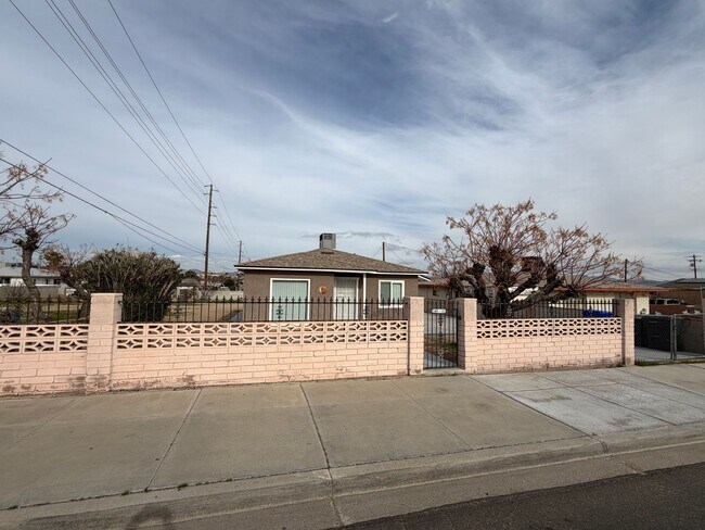 Building Photo - NEW LISTING!! 3 Bedroom 1.5 Bathroom House with Huge Yard, Central Heat & Air!