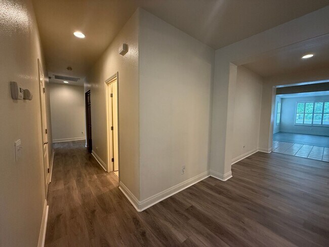 Building Photo - Huge Home in Anatolia Village!