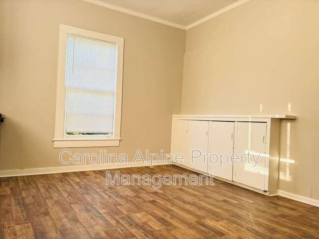 Building Photo - 321 N Poplar St